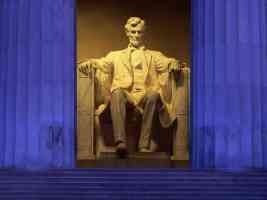 statue of lincoln at lincoln memorial