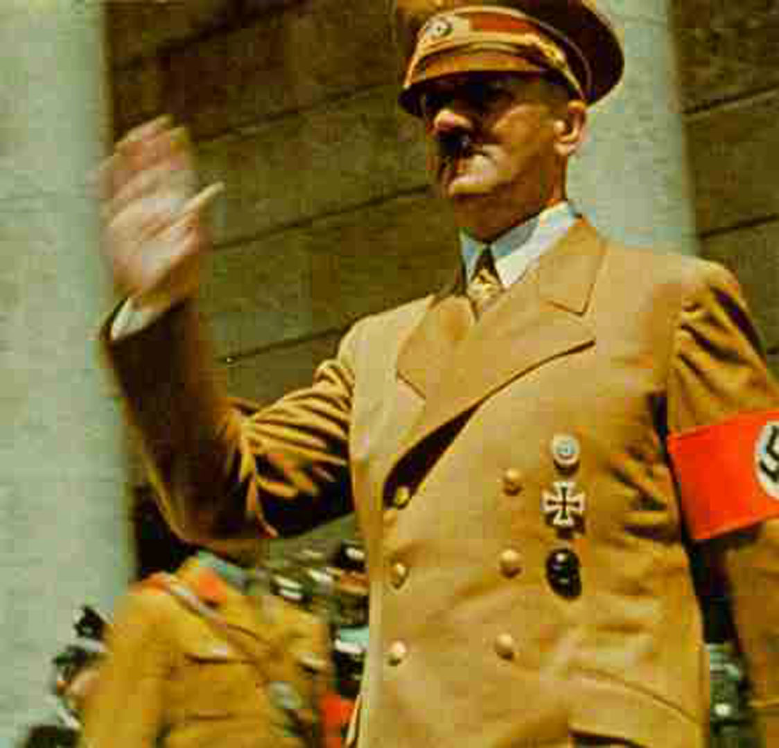 Адольф Гитлер в черном костюме
