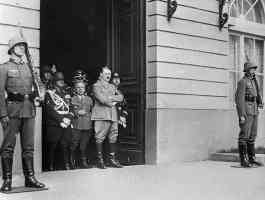 hitler and himmler at the doorway of the chancellory in berlin
