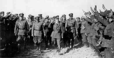 hitler at the battlefront saluting soldiers