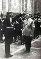 hitler given salute from waffen ss guard