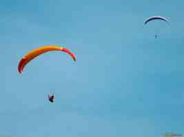 2 paragliders