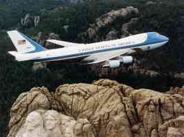 boeing over mount rushmore
